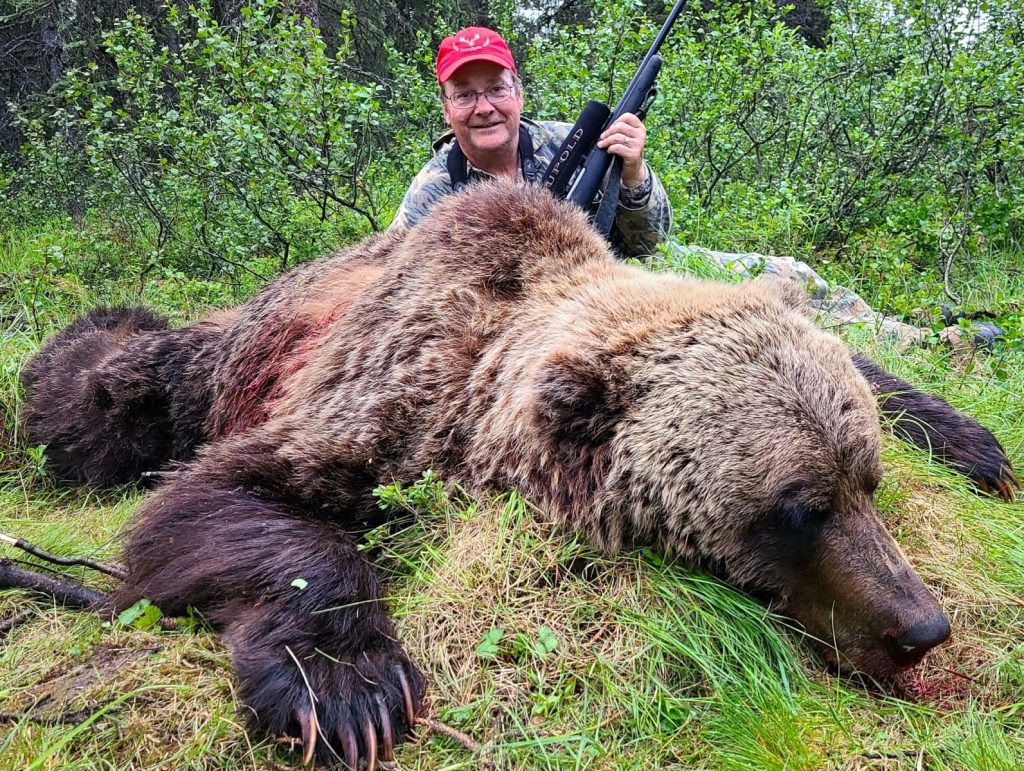 Huge Bear - Alaska Big Game Hunt